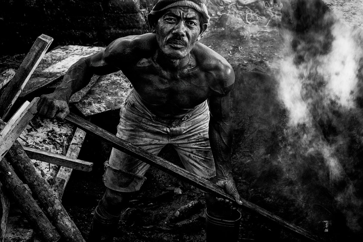 Working in an oven - Jakarta - Indonesia Poster och Canvastavla