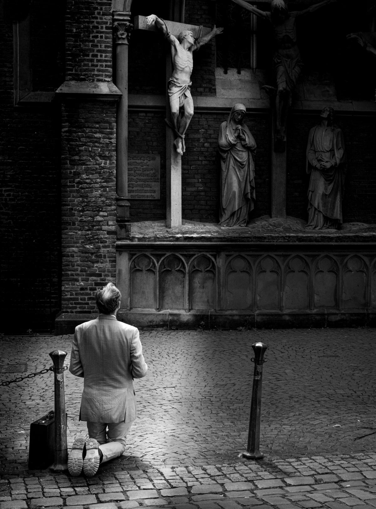 a spontaneous prayer on the street Poster och Canvastavla