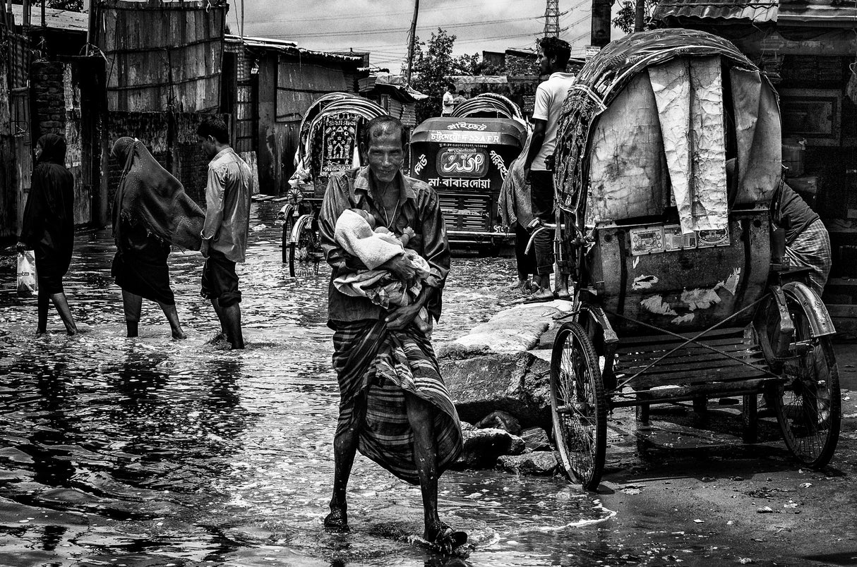 Man holding his child in the flooded streets of Bangladesh Poster och Canvastavla