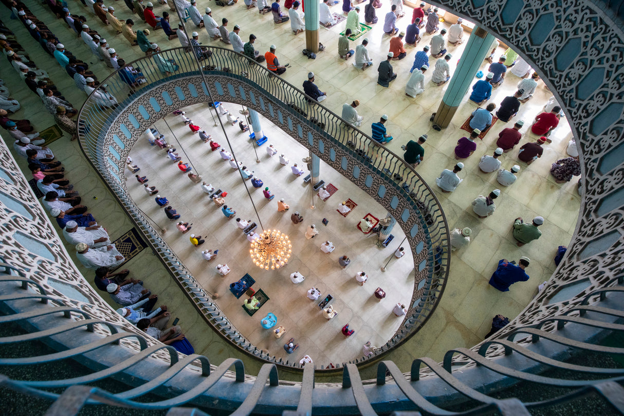 Thousands pray in one of worlds largest mosques Poster och Canvastavla