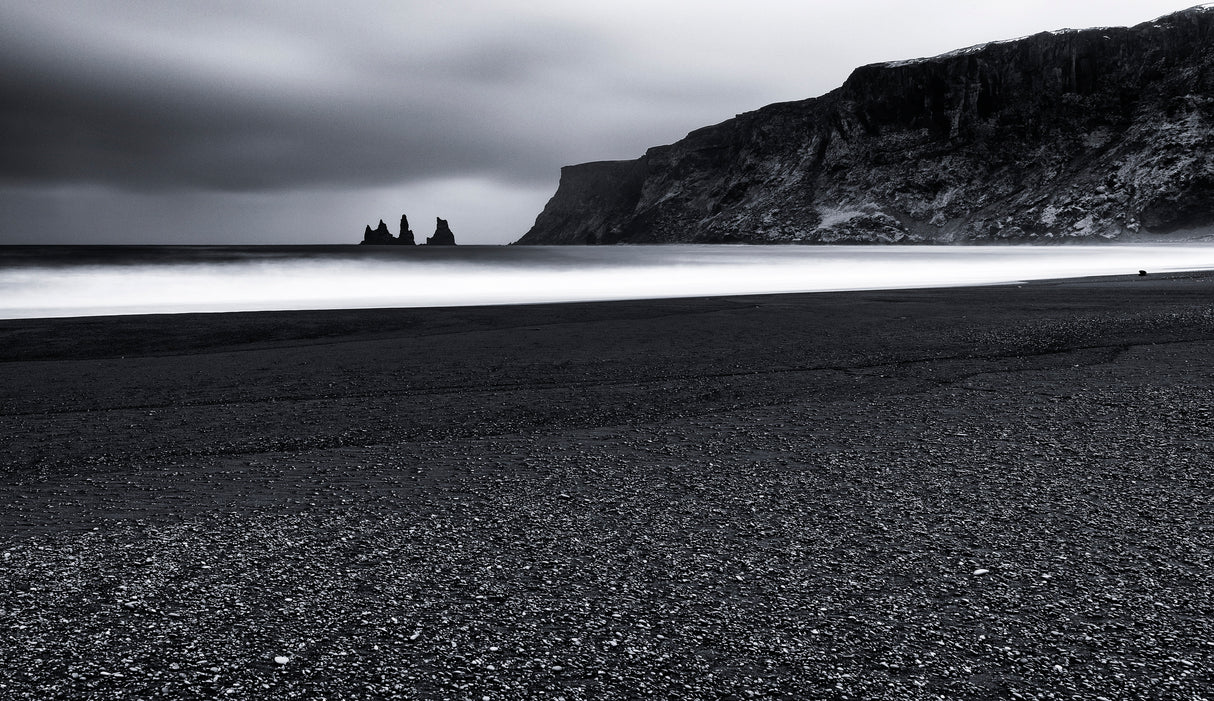 Vik and the black sand Poster och Canvastavla