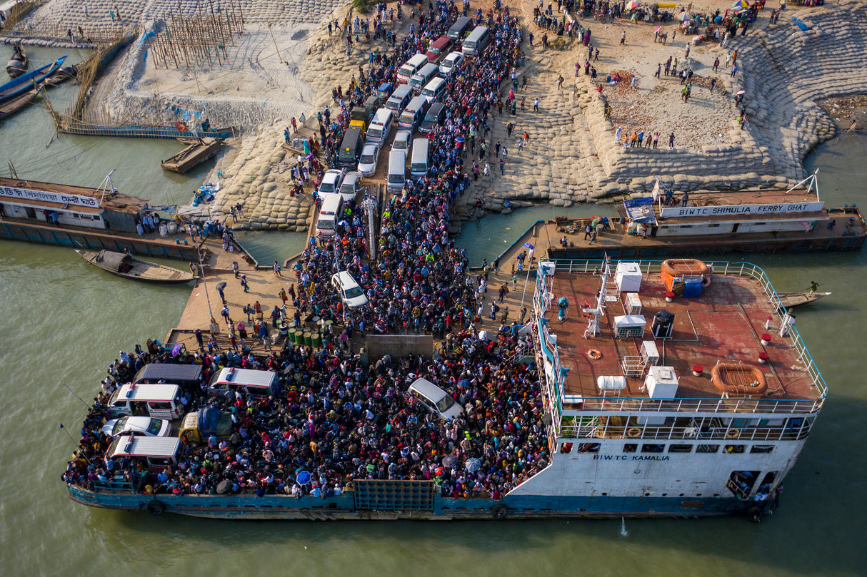 Millions of travels climb onboard ferries for Eid al-Fitr Poster och Canvastavla
