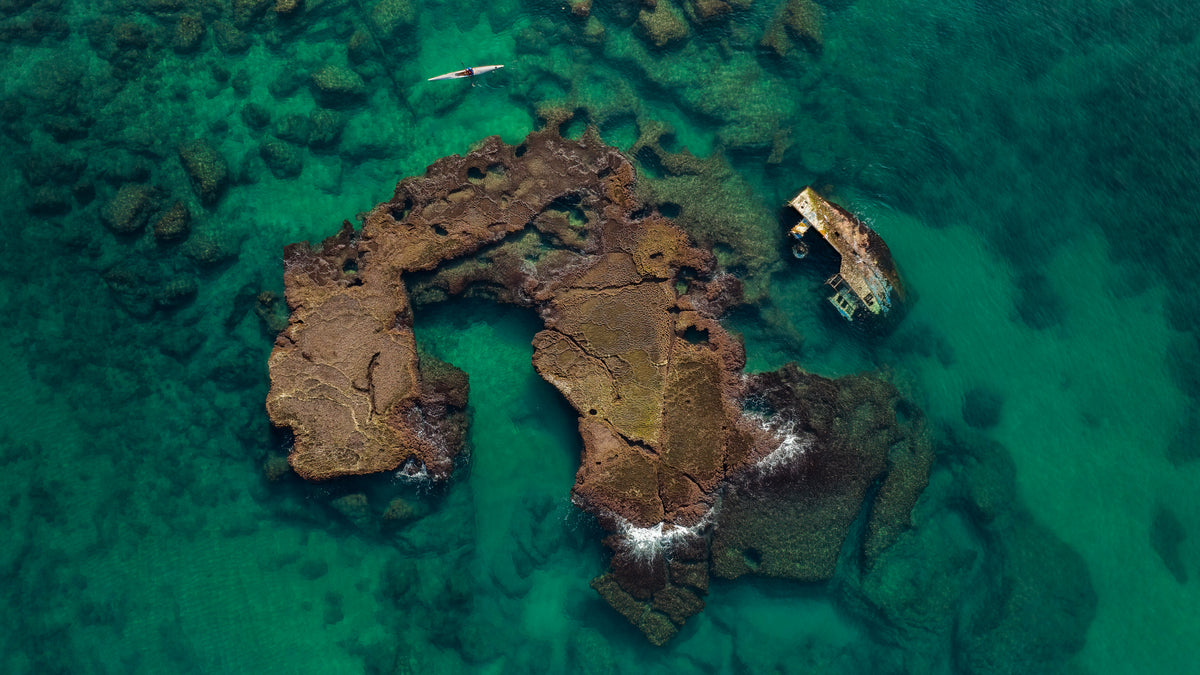 Kayak wreck exploration Poster och Canvastavla
