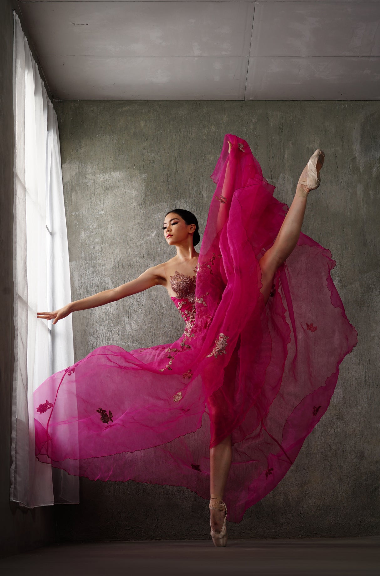 The pose of red gown ballerina Poster och Canvastavla
