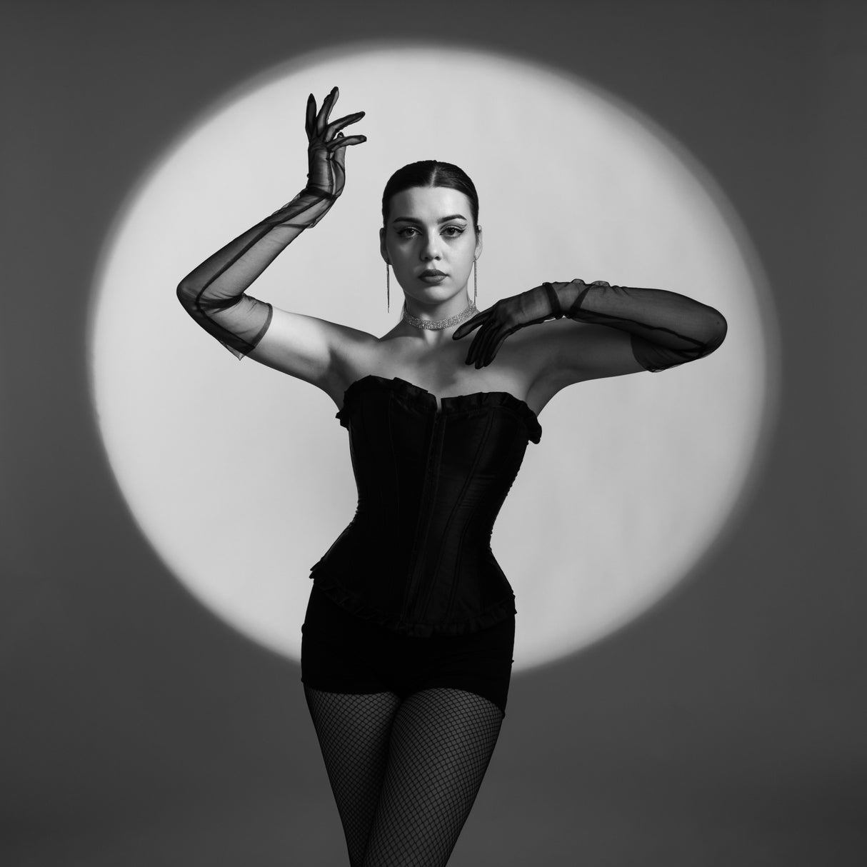 A gorgeous woman in a circle. Poster och Canvastavla