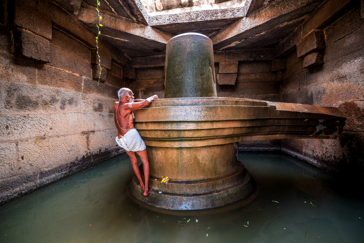 Priest of Badavi Linga Hampi Poster och Canvastavla