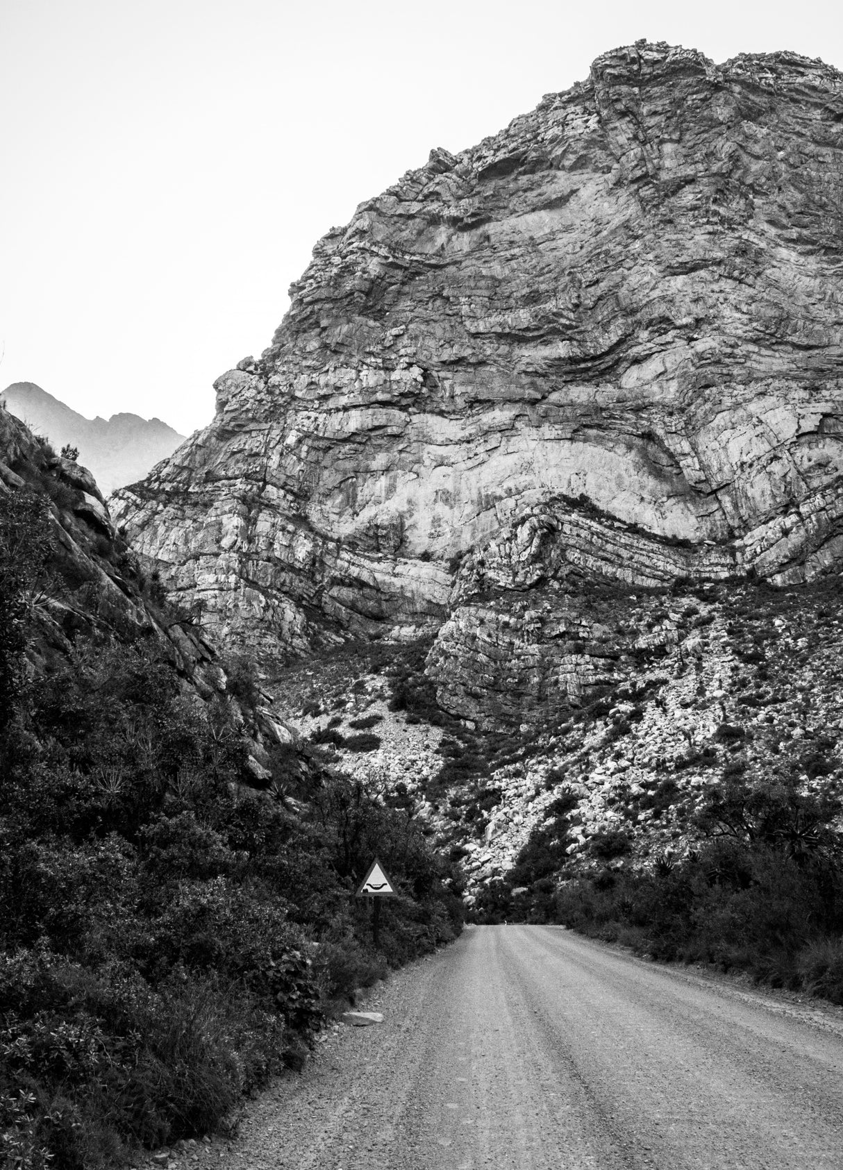 Black and White Road between the mountains Poster och Canvastavla