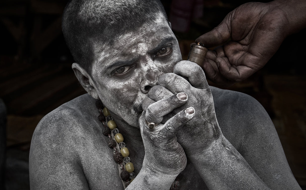Naga Baba smoking a chilum - Kumbh Mela - Prayagraj - India Poster och Canvastavla
