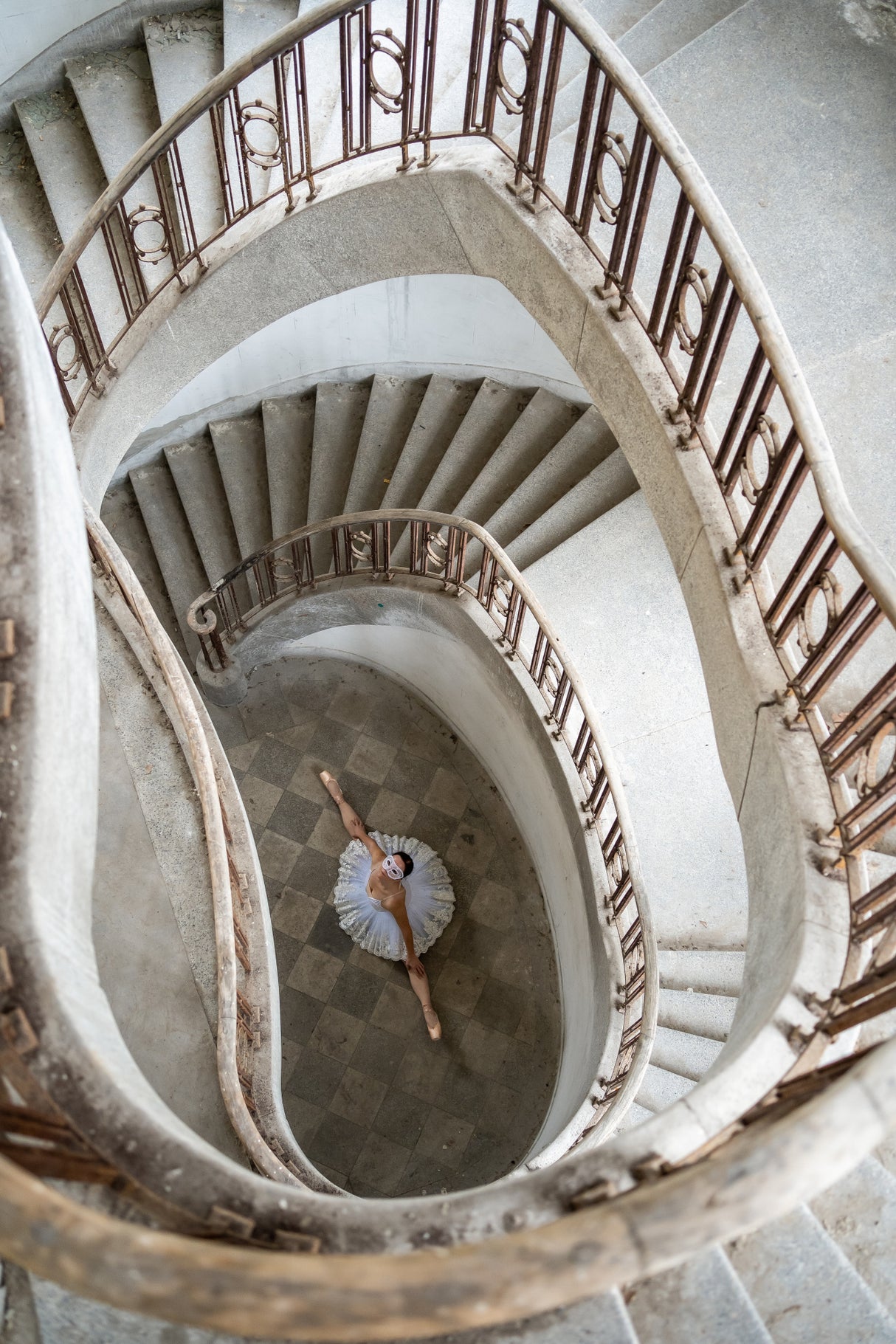 Ballerina in der Treppe Poster och Canvastavla