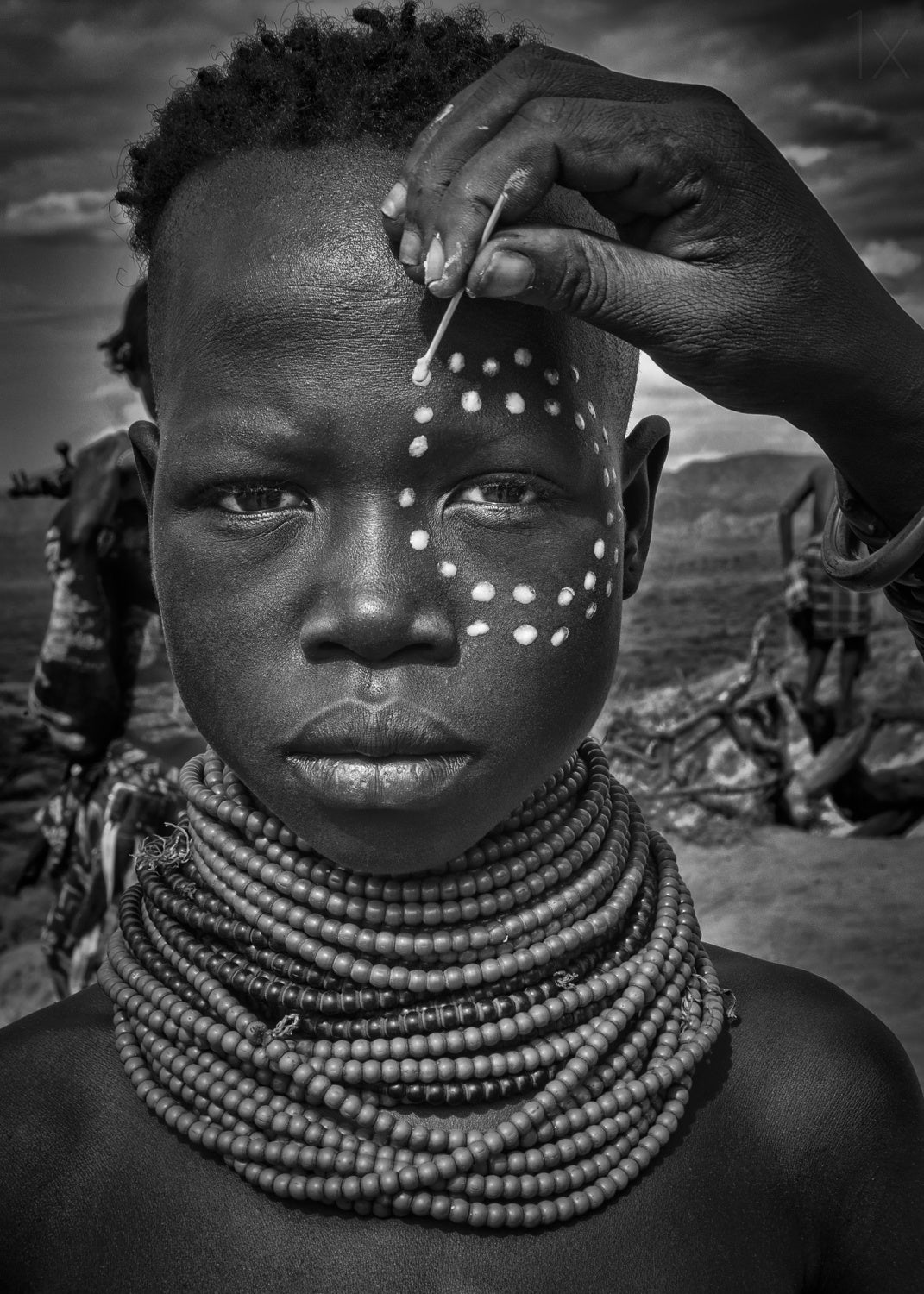 Painting the face of a karo tribe girl (Omo Valley-Ethiopia) Poster och Canvastavla