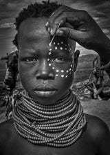 Painting the face of a karo tribe girl (Omo Valley-Ethiopia) Poster och Canvastavla