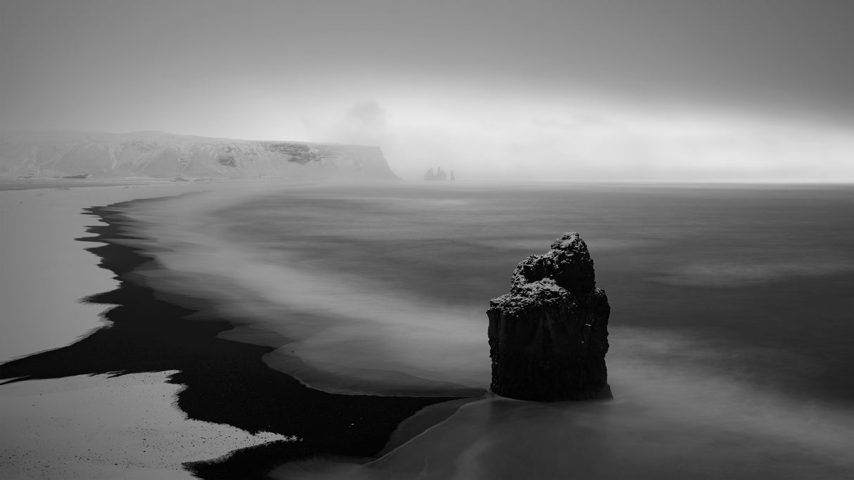 A b&amp;w morning at Dyrhólaey Poster och Canvastavla
