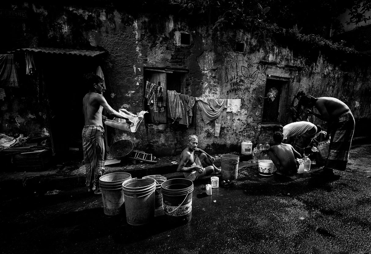 People cleaning themself in the streets of Calcutta. Poster och Canvastavla