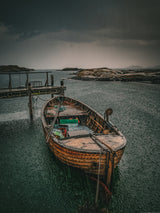 Old fishingboat in the rain Poster och Canvastavla