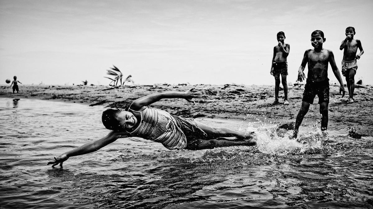 Children in the water Poster och Canvastavla