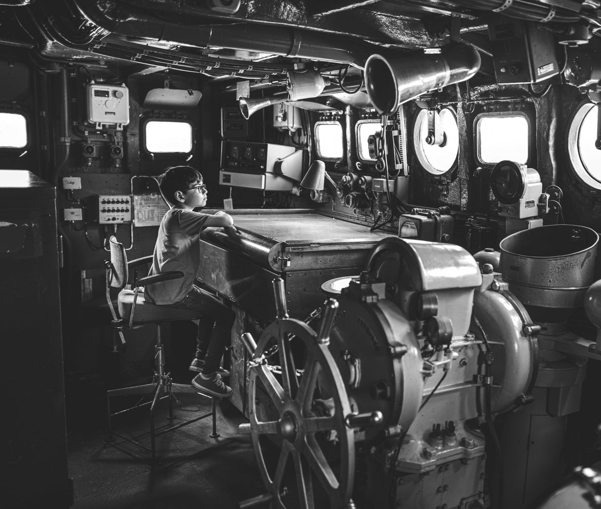 The child and the warship Poster och Canvastavla