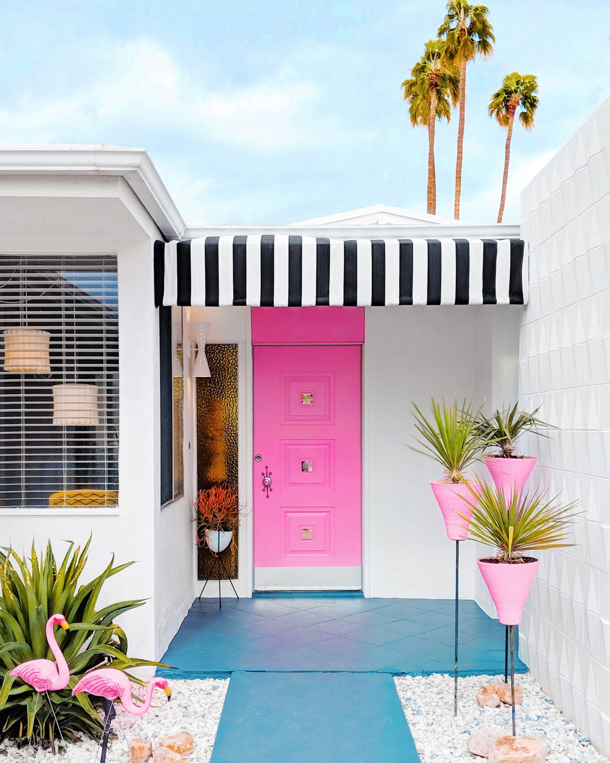 Pink Door with Yard Flamingos Poster och Canvastavla