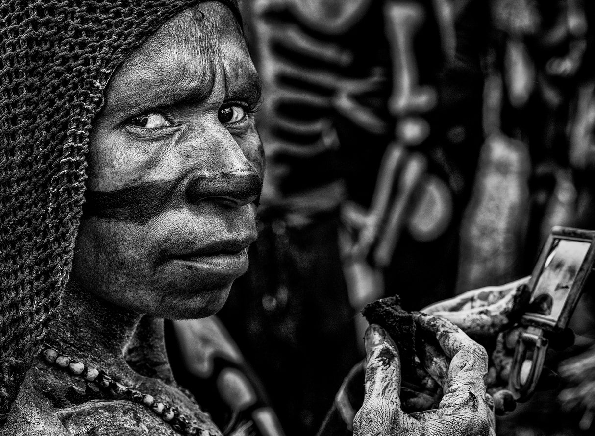 Preparing for the sing sing festival in Mt Hagen - Papua New Guinea Poster och Canvastavla