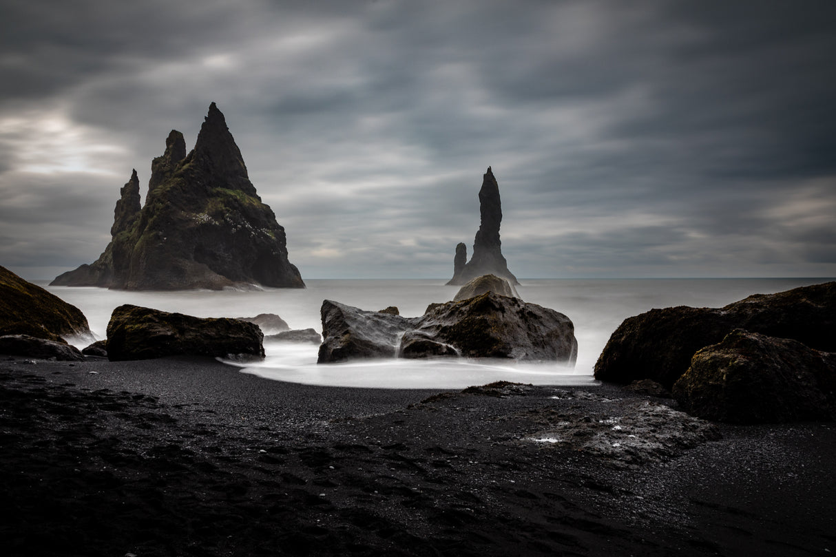 Black Sand Beach, Reynisfjall, Iceland Poster och Canvastavla