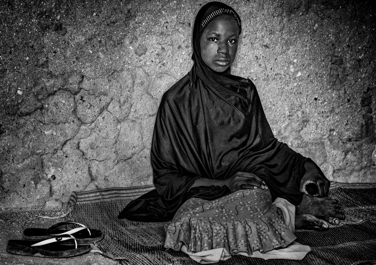Girl at her home - Niger Poster och Canvastavla