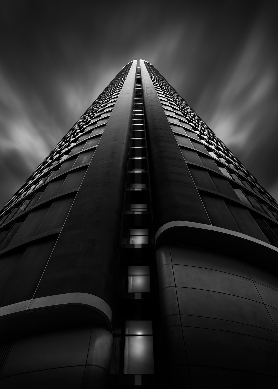The dark Skyscraper Poster och Canvastavla