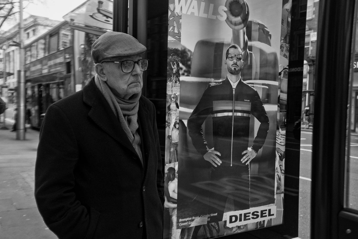 At the bus stop Poster och Canvastavla