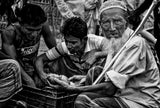 Rohingya refugee people buying some mangoes - Bangladesh Poster och Canvastavla