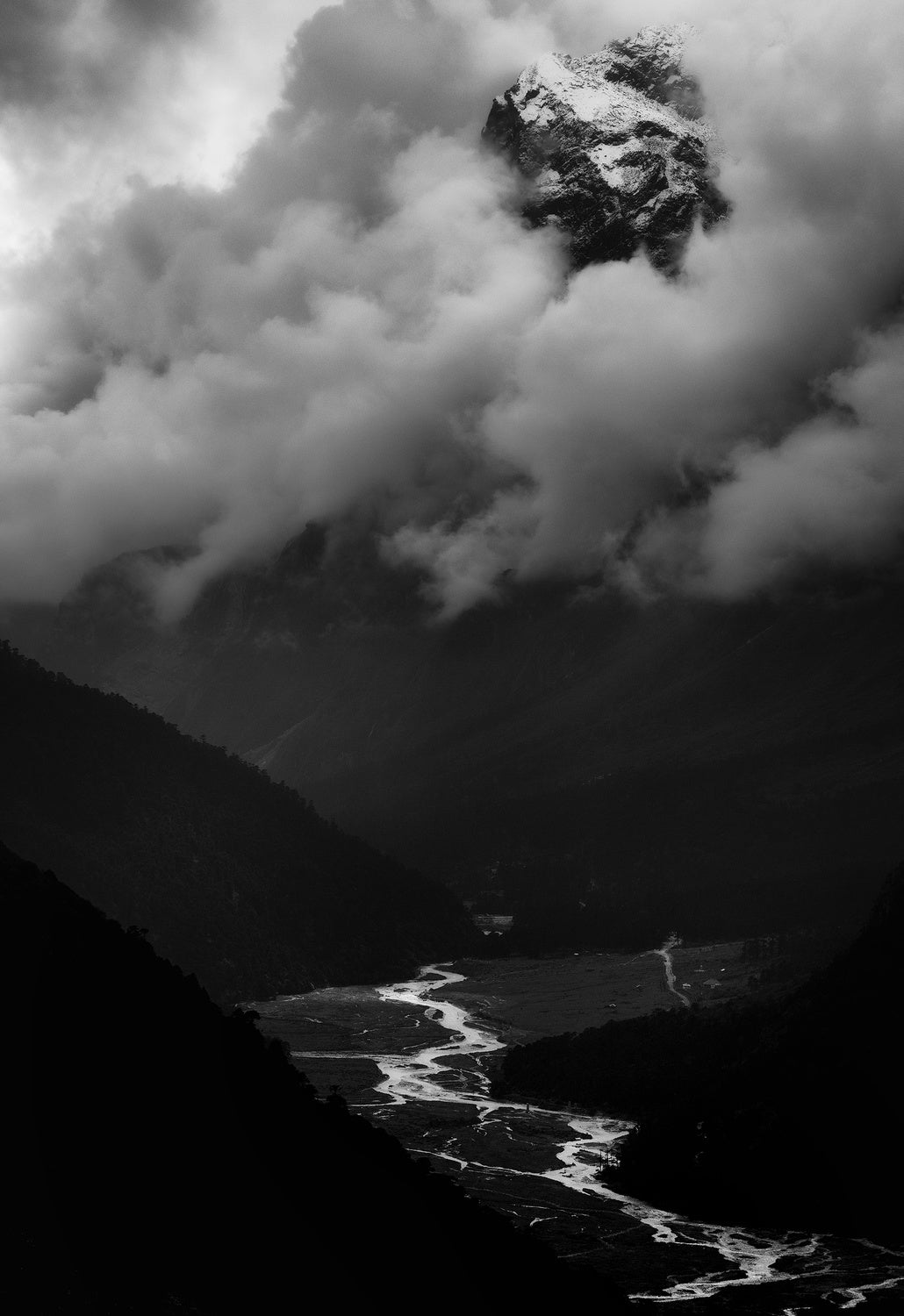 The peak and the river Poster och Canvastavla