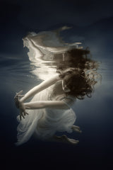 Girl in the dress under the water Poster och Canvastavla