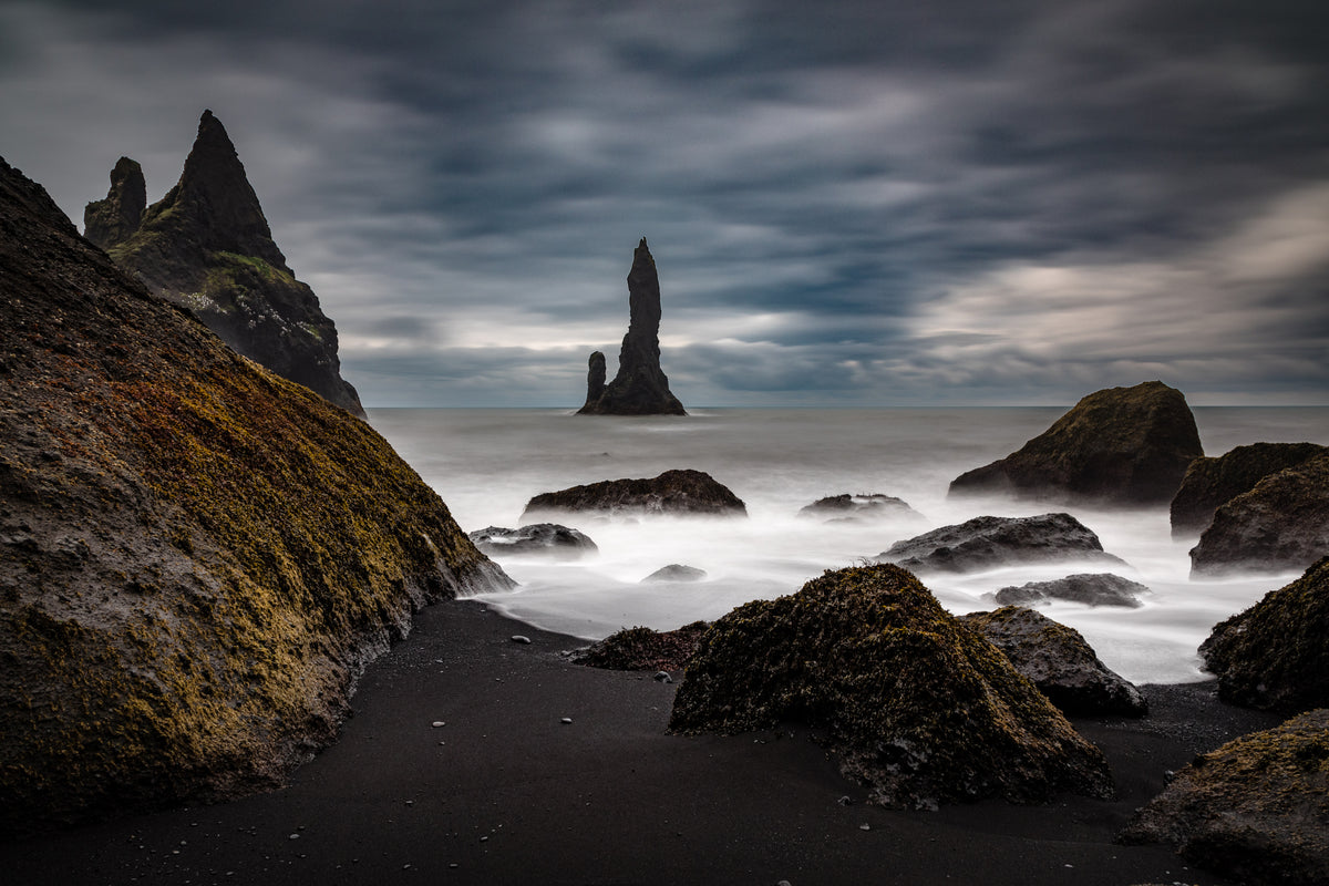 Black sand, Reynisfjall, Iceland Poster och Canvastavla