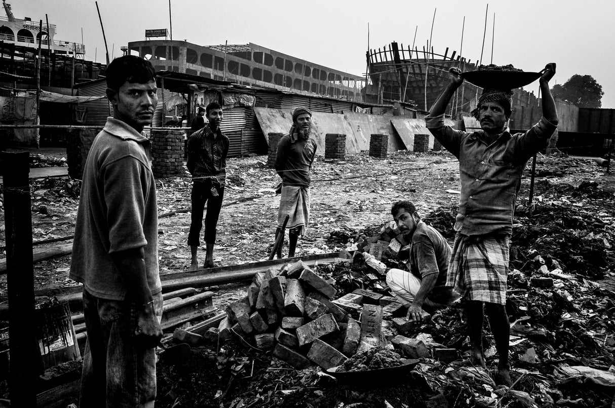 Workers of the shipyard-I - Bangladesh Poster och Canvastavla