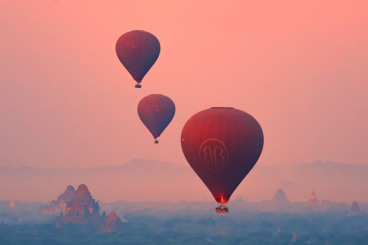 They are to attempt to be the first to circle the Earth non-stop by balloon Poster och Canvastavla