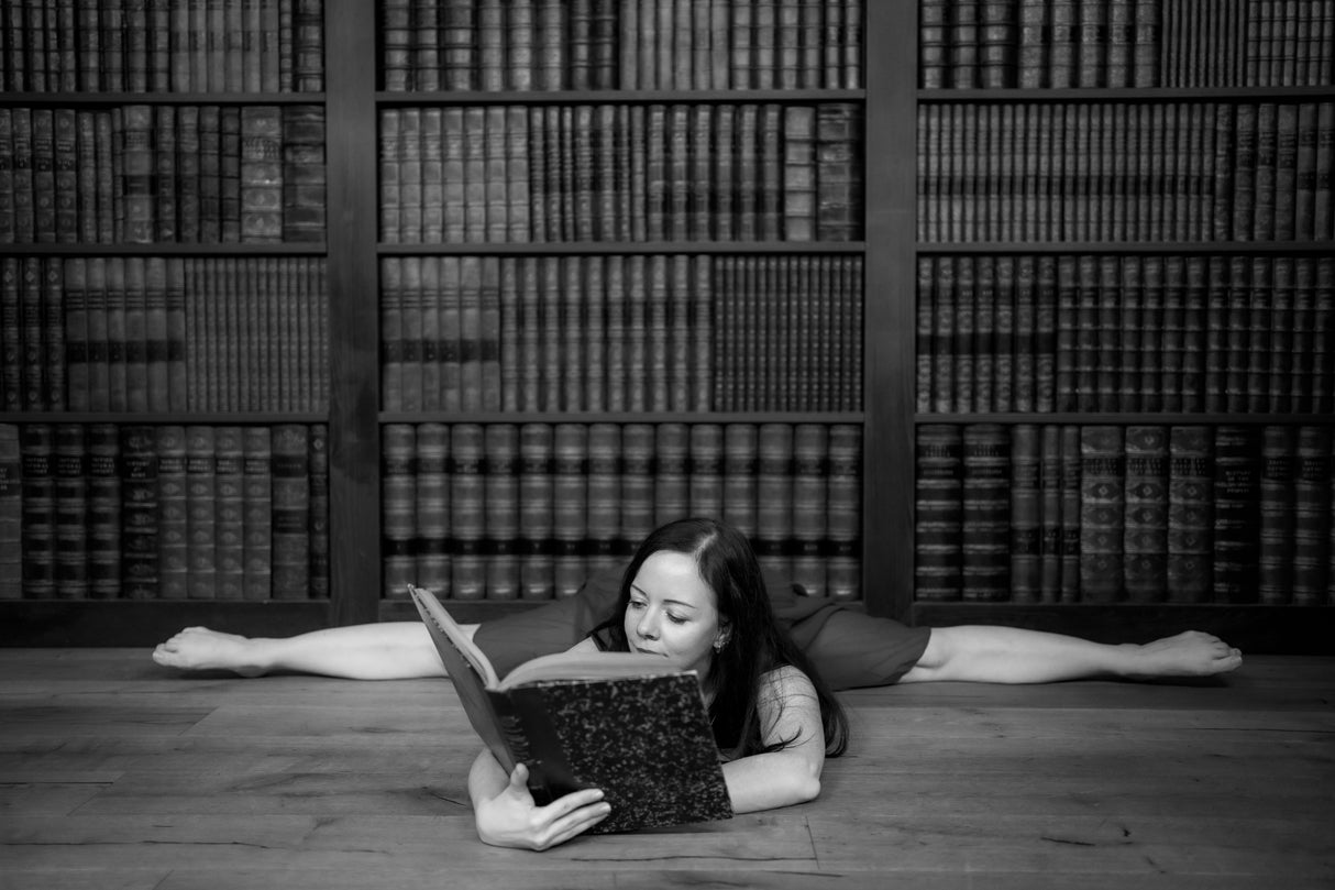 The woman and the book Poster och Canvastavla