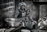 Mother and her child in the streets of Ghana. Poster och Canvastavla