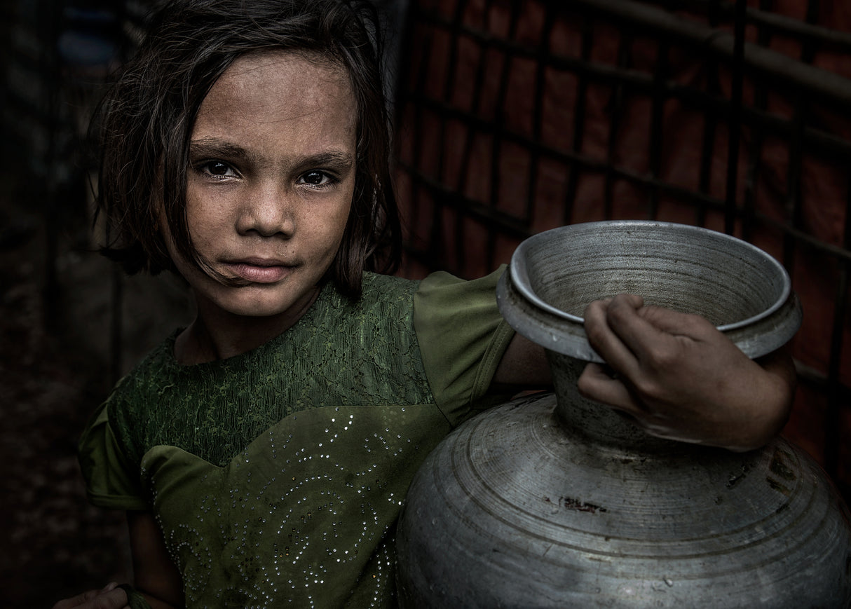 Rohingya refugee girl with a pitcher of water -Bangladesh Poster och Canvastavla