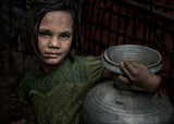 Rohingya refugee girl with a pitcher of water -Bangladesh Poster och Canvastavla