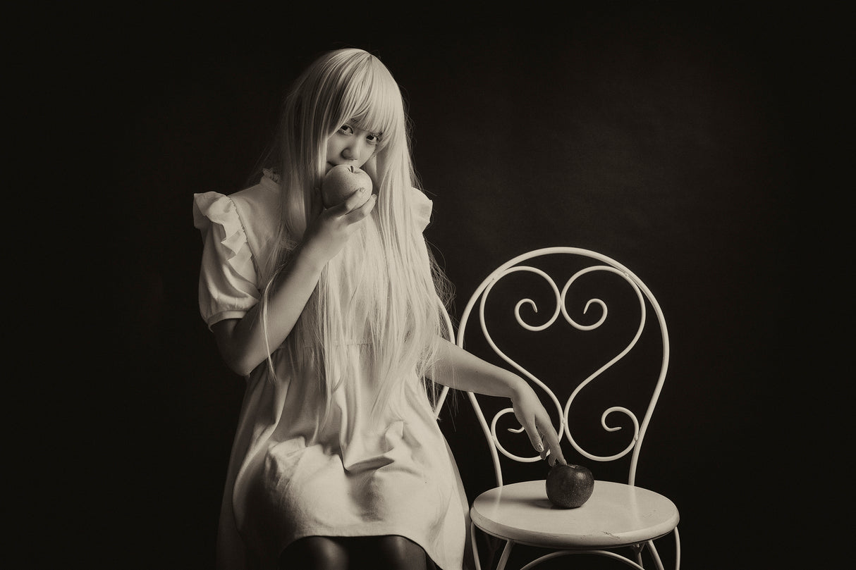 Alice and Apple Poster och Canvastavla