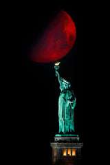 Statue of Liberty and Moonset Poster och Canvastavla