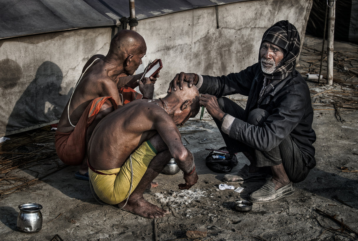 Shaving the head at a Kumbh Mela in Prayagraj-India Poster och Canvastavla