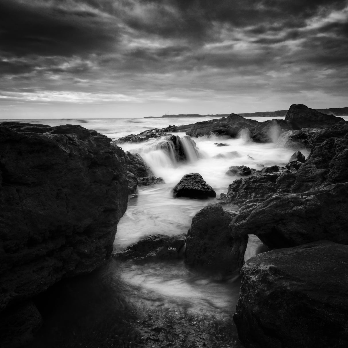 Las rocas entre el mar Poster och Canvastavla