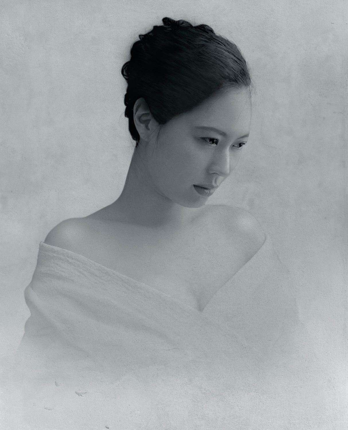 Portrait of a woman to drop the line of sight Poster och Canvastavla