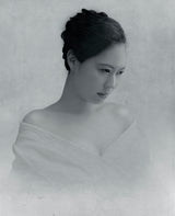 Portrait of a woman to drop the line of sight Poster och Canvastavla