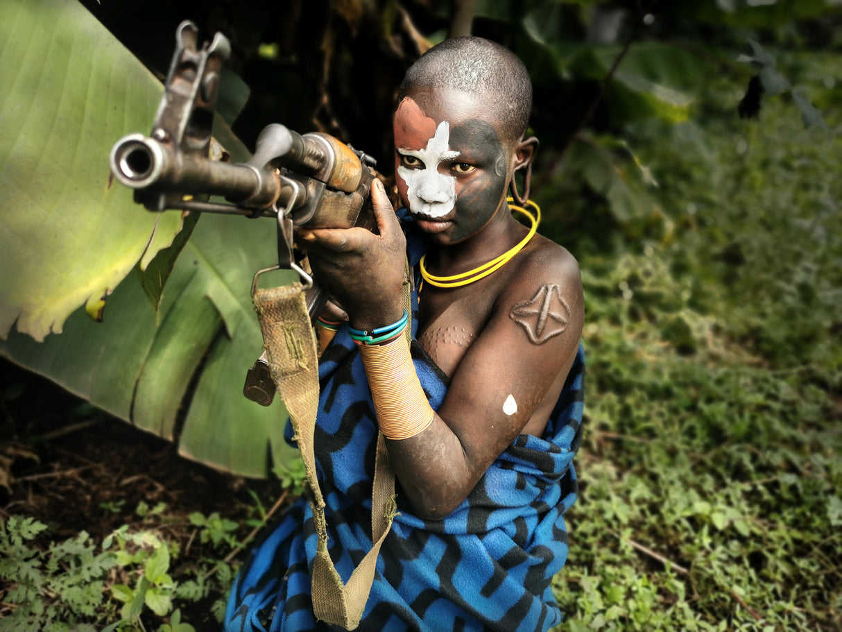 Surma girl with AK47 Poster och Canvastavla