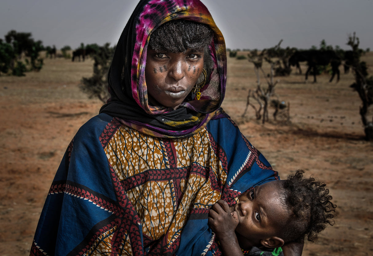 Breastfeeding her child at the gerewol festival - Niger Poster och Canvastavla