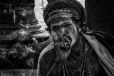Smoking a chilum in Maha Shivaratri Festival in Pashupatinath Temple - Kathmandu-Nepal Poster och Canvastavla