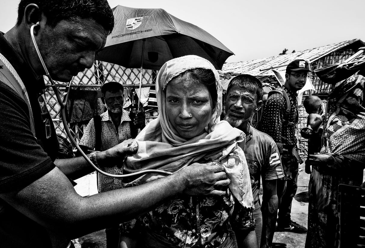 Rohingya woman being cheched by a doctor of a mobile medical team - Bangladesh Poster och Canvastavla