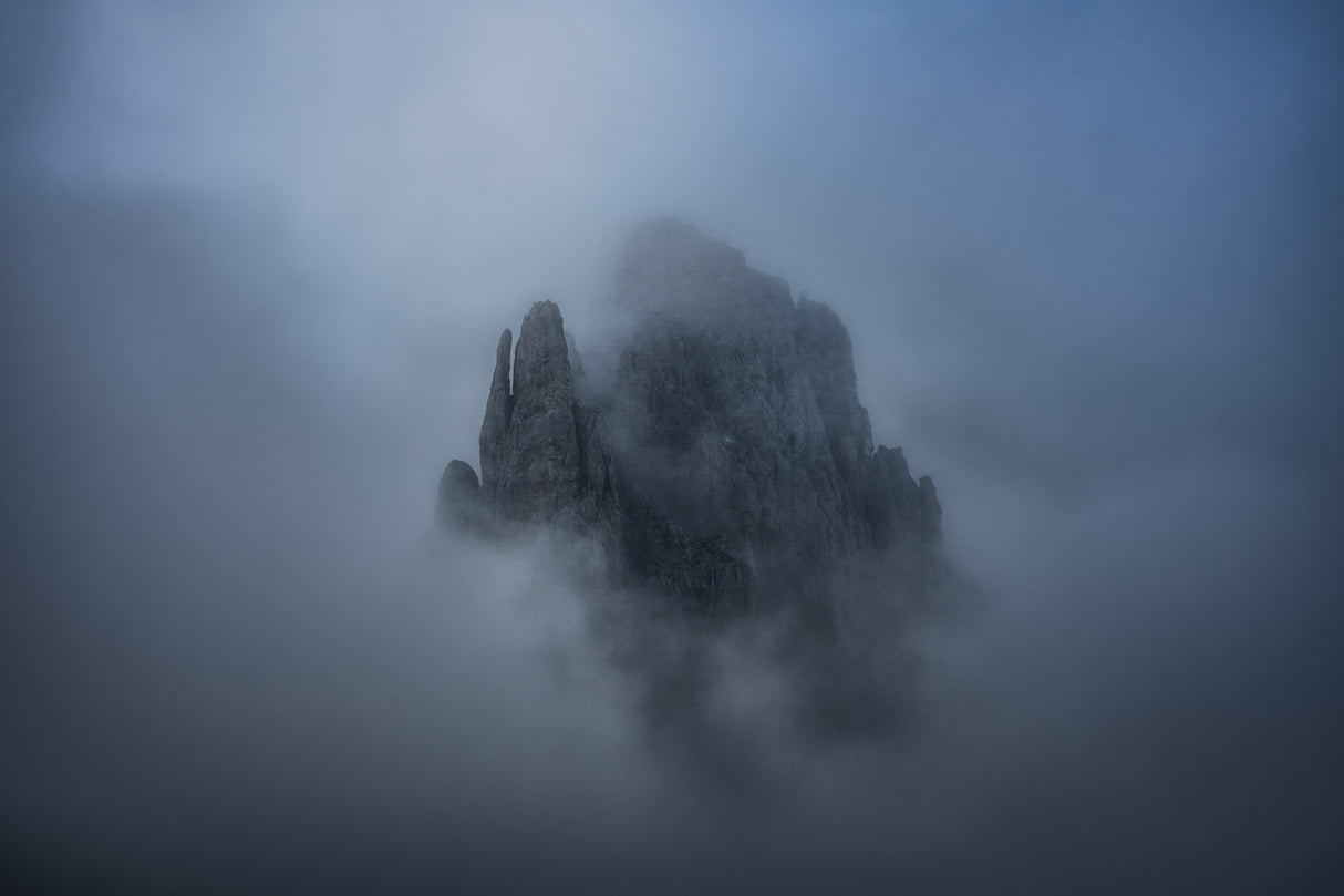 Montaña entre la niebla Poster och Canvastavla