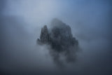 Montaña entre la niebla Poster och Canvastavla