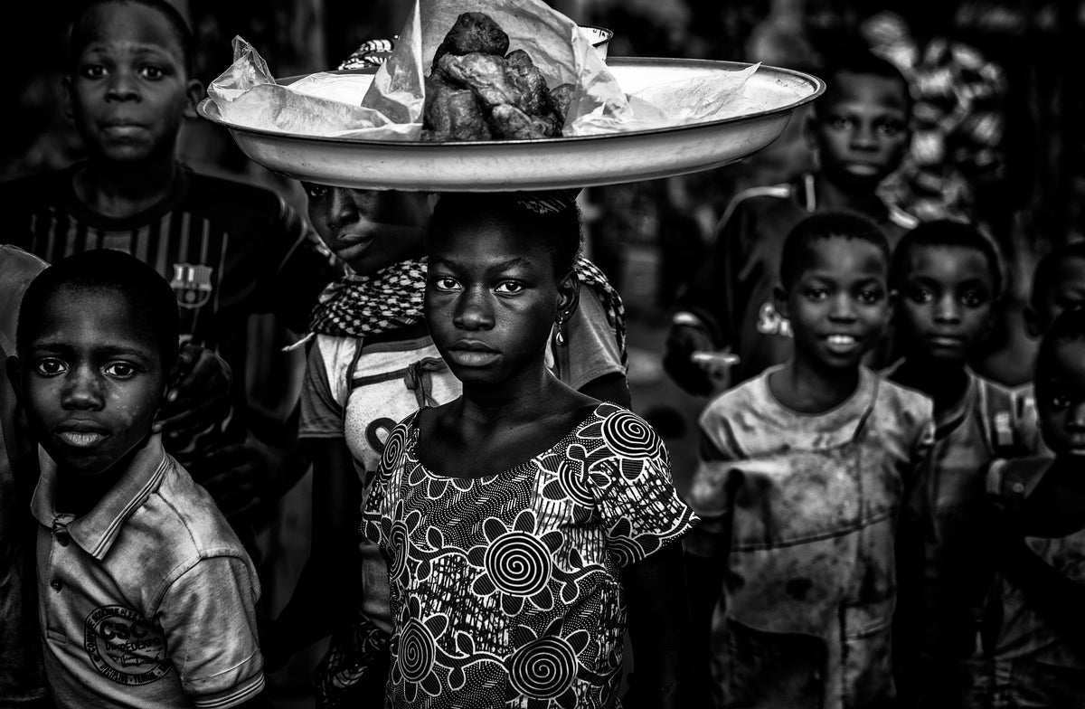 Selling in a market - Benin Poster och Canvastavla