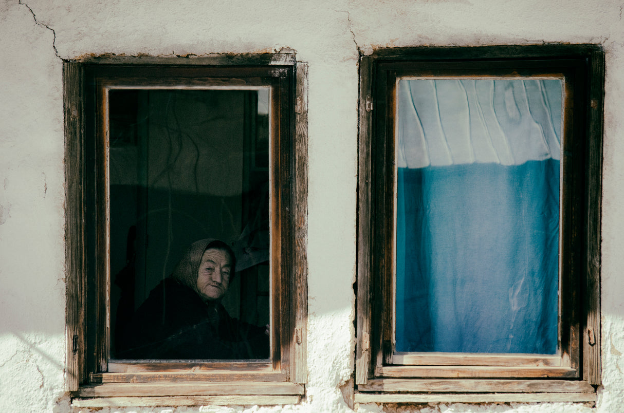 behind the closed curtain Poster och Canvastavla